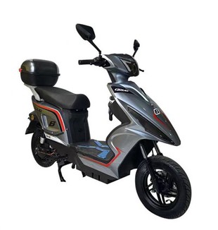 Questa è una moto elettrica con una potenza elevata di 1000 W. È molto alla moda in termini di aspetto e colore
